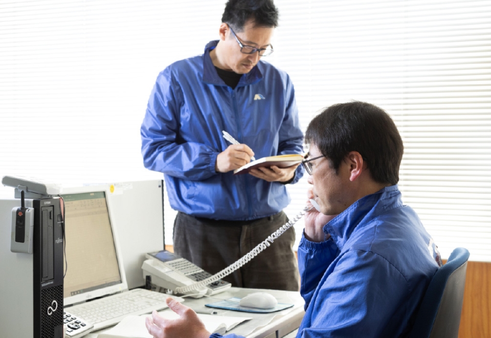 工場内で作業をするスタッフの様子