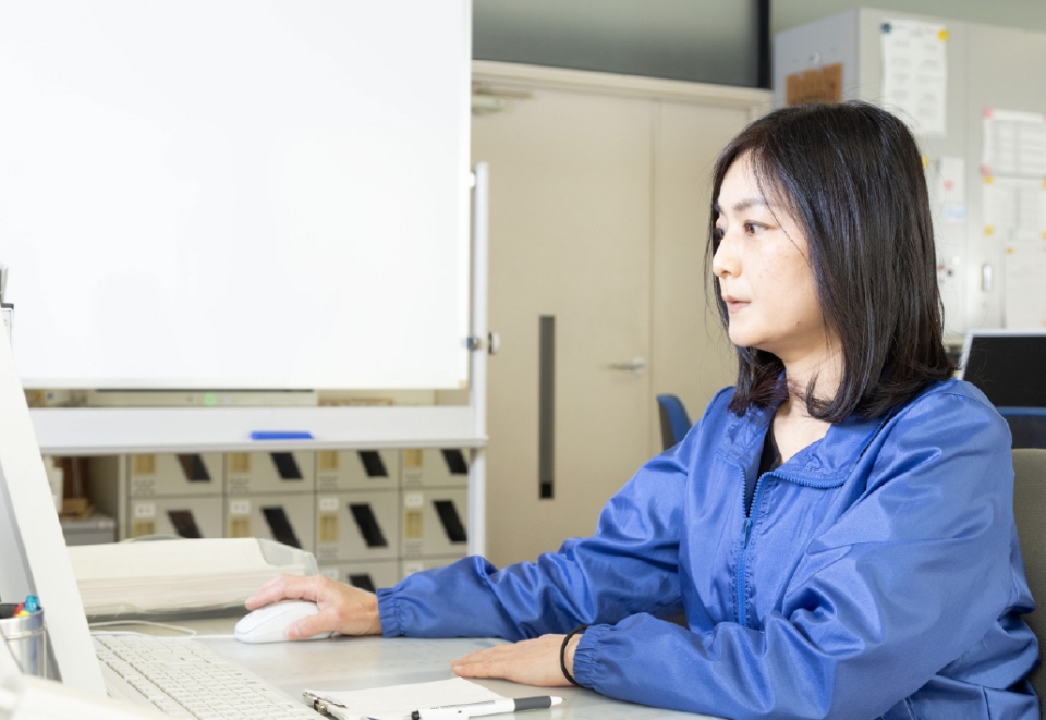 工場内で作業をするスタッフの様子